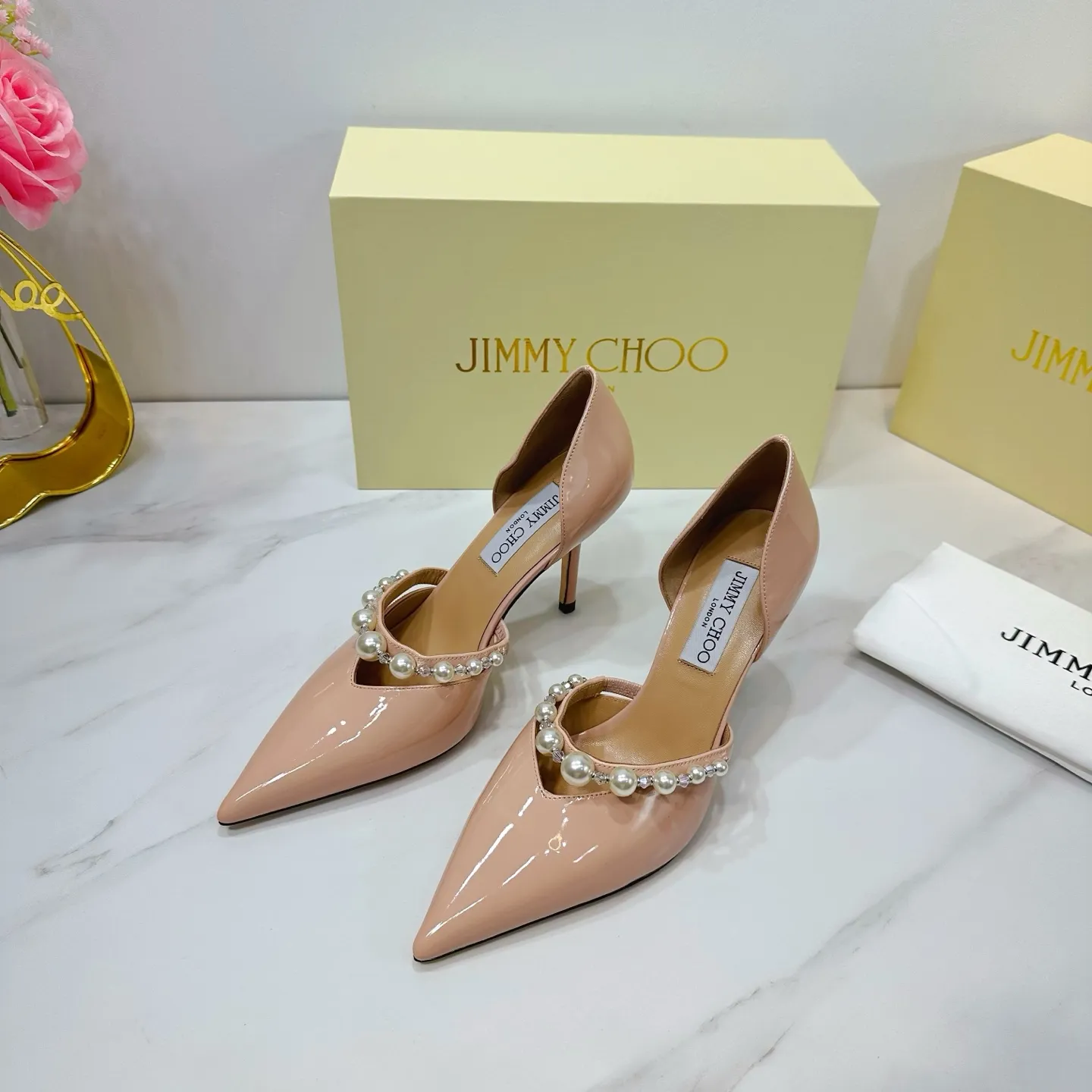👟👟Ex-factory price 620👟👟 JIMMY CHOO (Jimmy CHOO) 💝💝💝 is a very comprehensive noble fashion lifestyle brand, with a series of women's high-heeled, medium-heeled, flat-heeled sandals with the same straps from major fashion bloggers and celebrities in Hong Kong and the United States.  The Australian pointed toe, round toe and square toe series are simply beautiful. Fall in love with elegance and playful sense of the future. Just by looking at them, you want to own them immediately, but you can really think about a pair of exquisite high heels~~~~~~~~~~~~~~~~~ 💝This series is specially designed for extraordinary and indifferent ladies, thus creating a unique overall effect, Jimmy Choo Design products that inspire women to move forward and show their charm💝💝💝 1⃣️Material: Imported patent leather 2⃣️Inner: Imported Italian lambskin, super soft and delicate 3⃣️Outsole: Imported Italian original original color genuine leather outsole Heel height 8.5 4⃣️Code number: 35 to 39 (34.40.41.42. Customized)